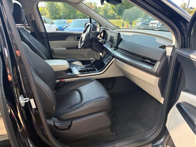 Certified 2024 Kia Carnival LX FWD image 12