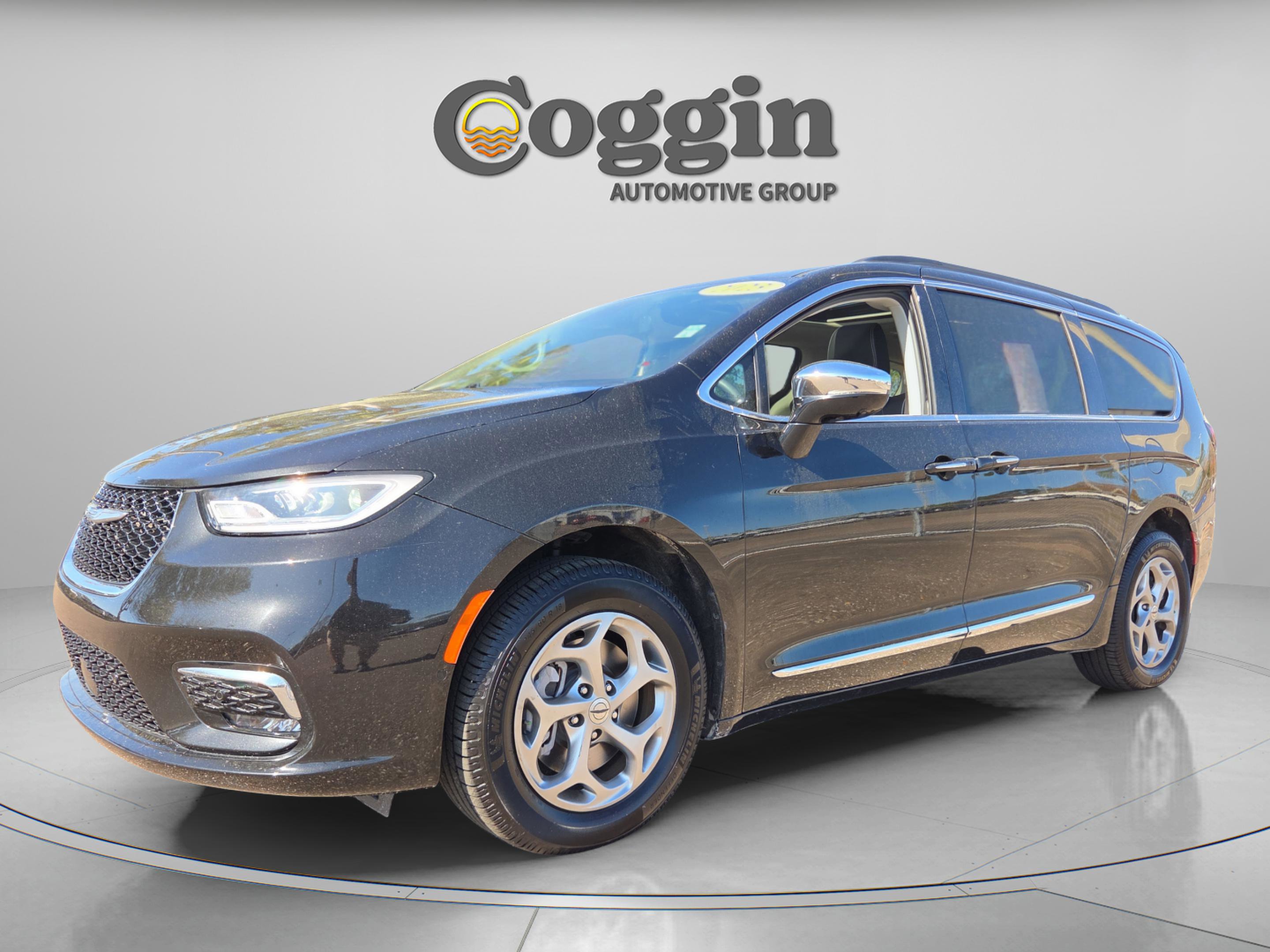 Used 2023 Chrysler Pacifica Limited w/ Uconnect Theater Family Group