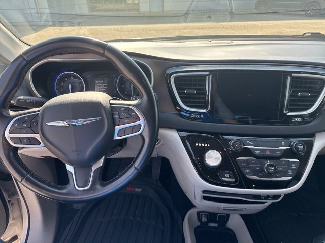 Used 2017 Chrysler Pacifica Touring-L image 8