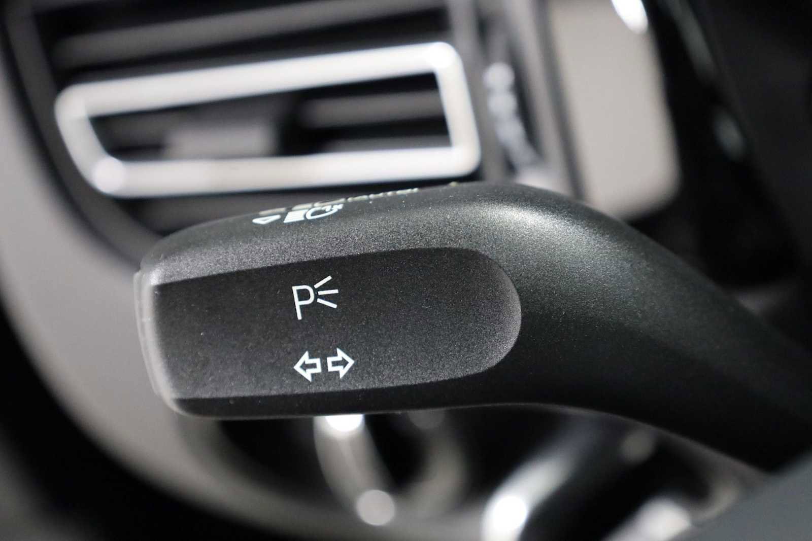 Certified 2024 Porsche Macan AWD/4WD image 31