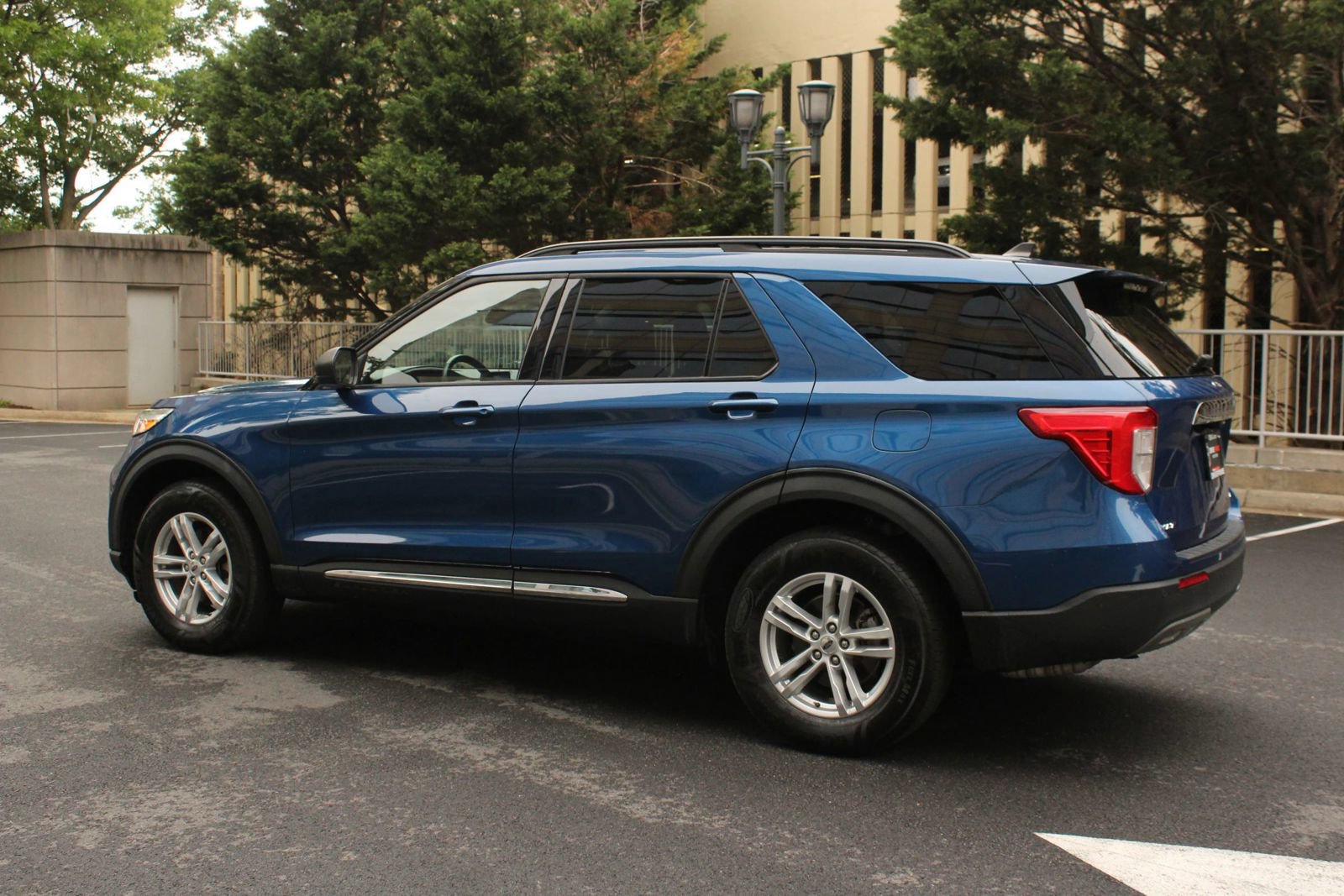 Used 2021 Ford Explorer XLT w/ Equipment Group 202A AWD/4WD image 9