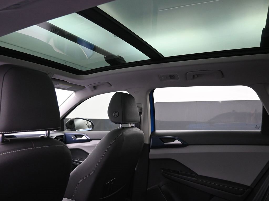 Used 2024 Volkswagen Taos SE w/ Panoramic Sunroof Package image 2