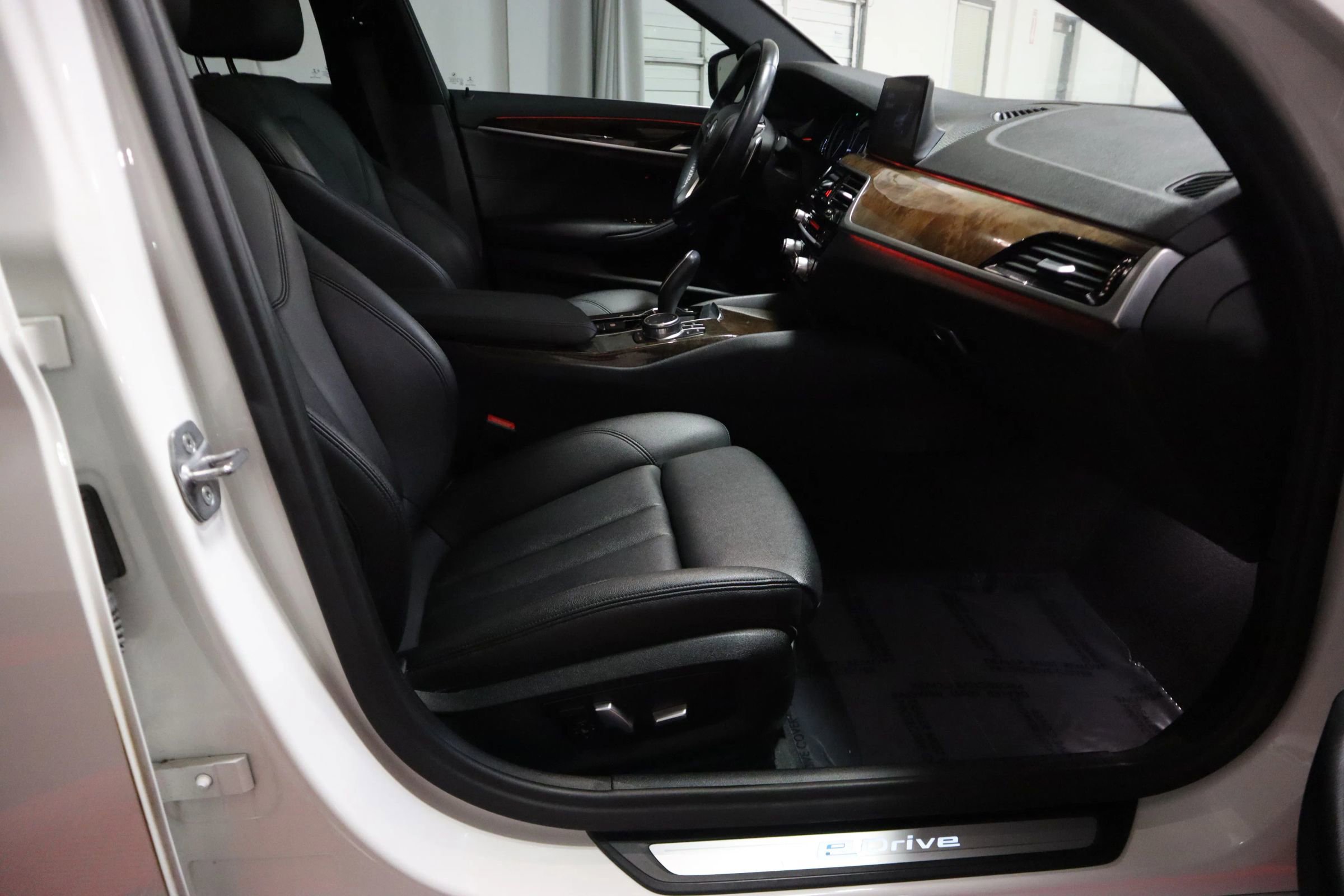 Used 2019 BMW 530e w/ Convenience Package image 18