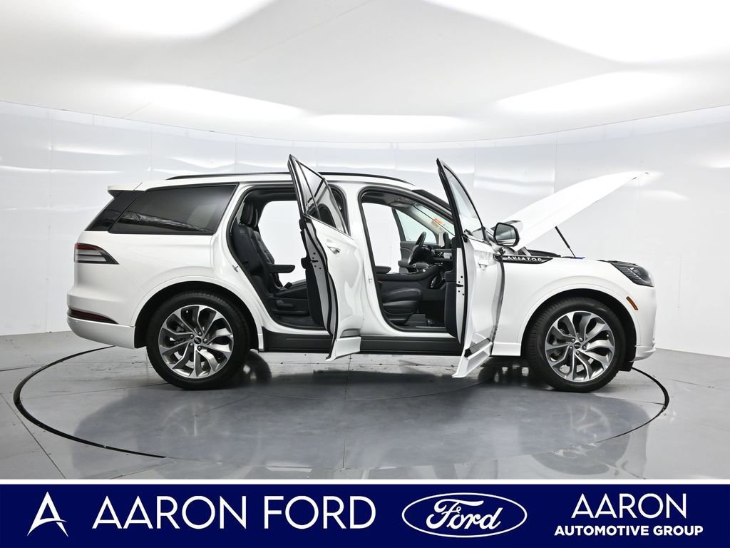 Used 2025 Lincoln Aviator 2WD w/ Jet Appearance Package image 4