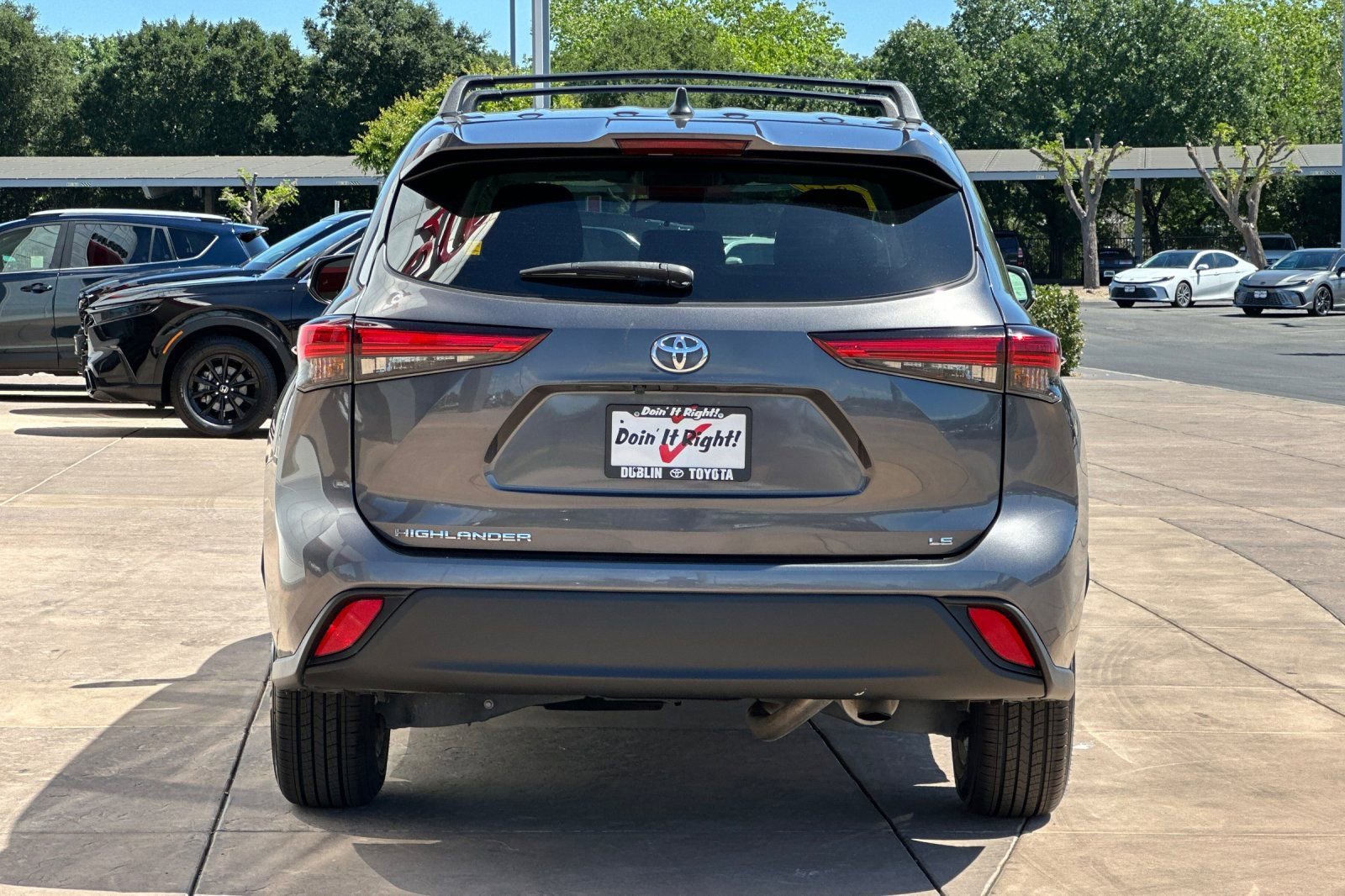 Used 2023 Toyota Highlander LE FWD image 5