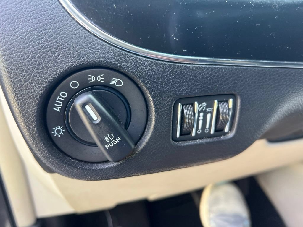 Used 2014 Chrysler Town & Country Touring-L FWD image 45