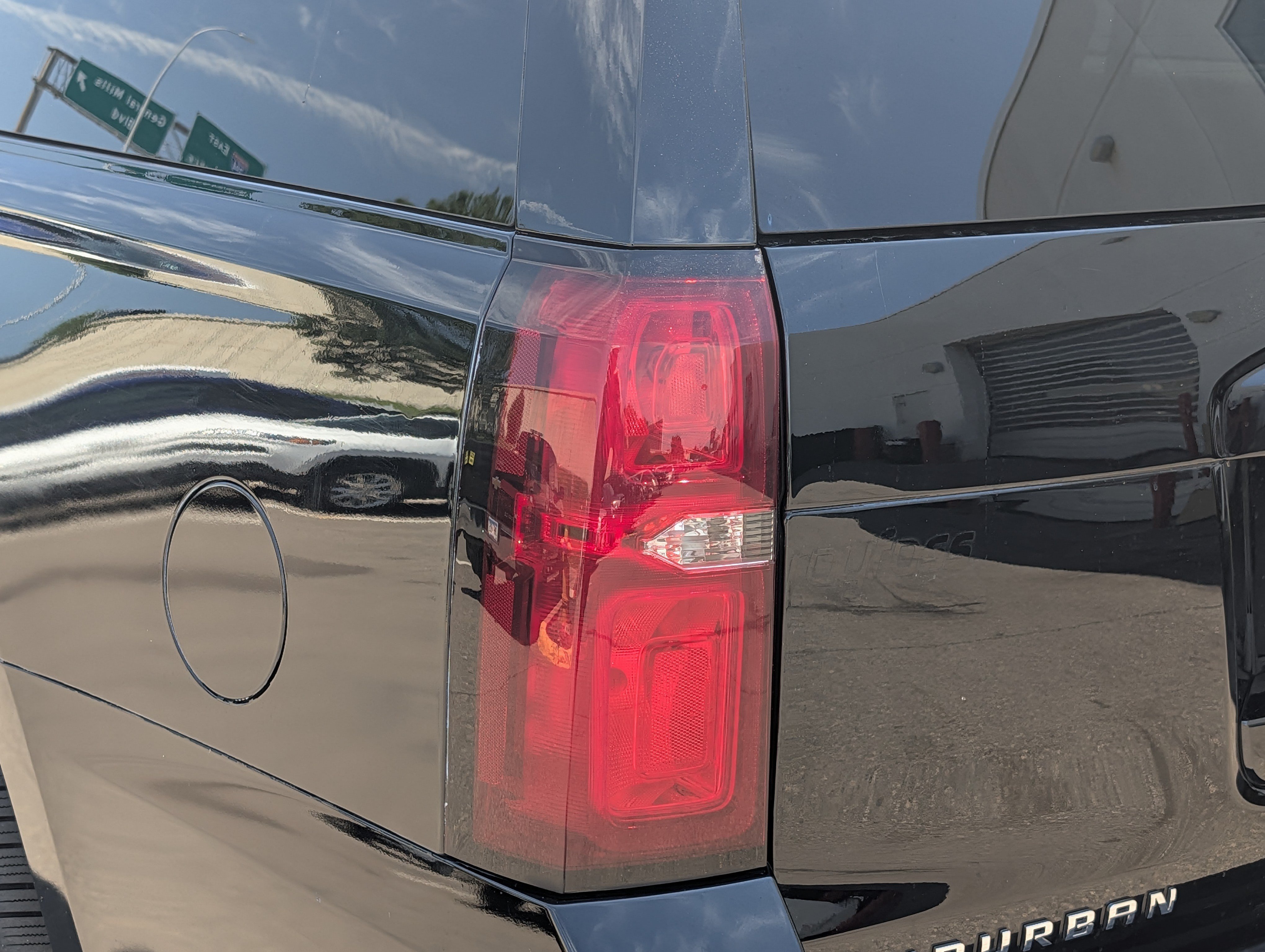 Used 2019 Chevrolet Suburban Premier AWD/4WD image 17