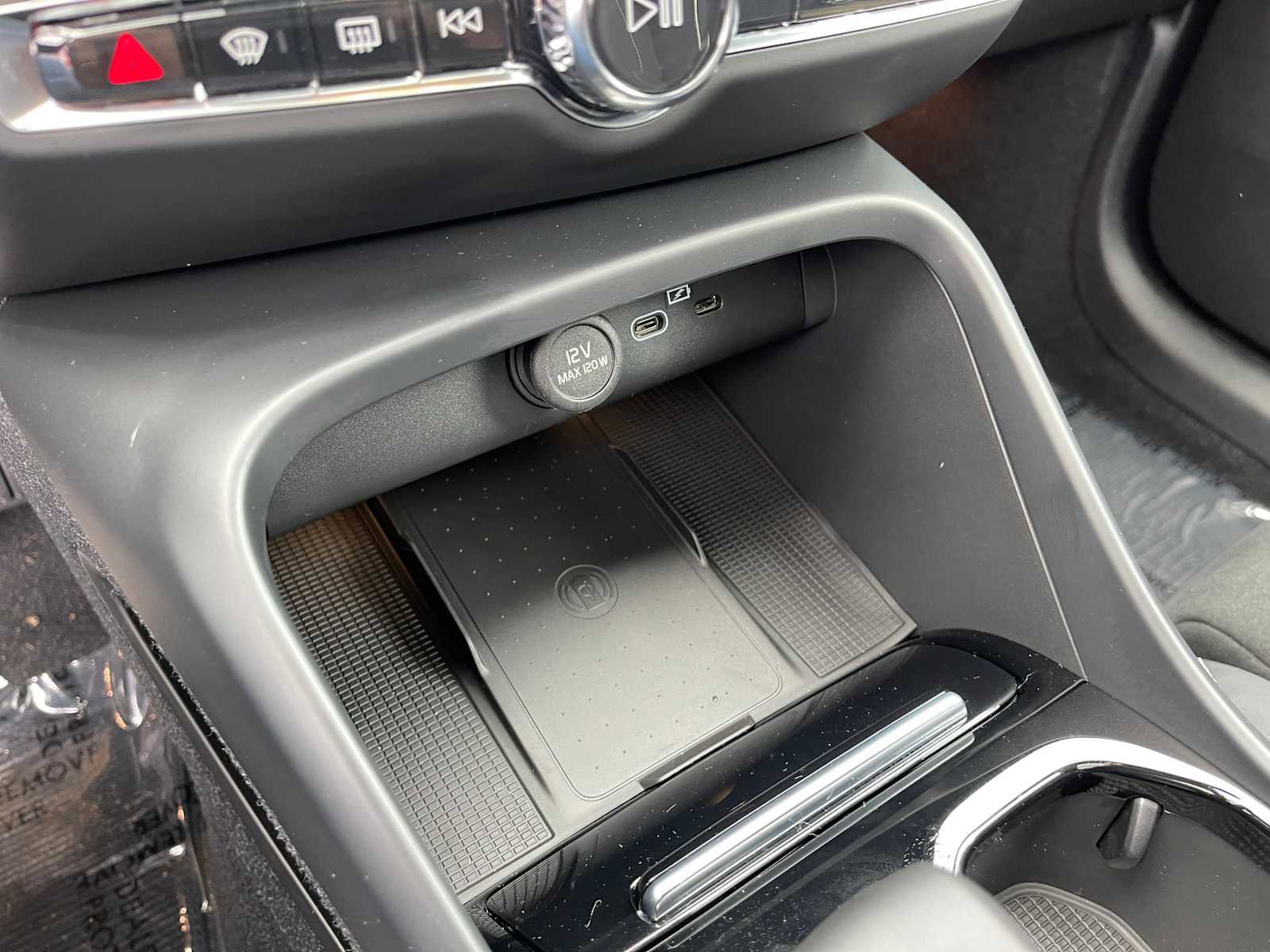 New 2023 Volvo XC40 B5 Plus w/ Protection Package Premier image 25