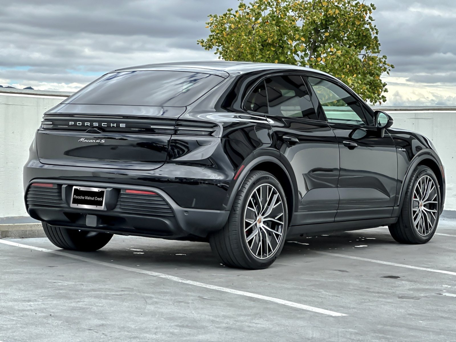 Used 2025 Porsche Macan 4S Electric AWD/4WD image 9