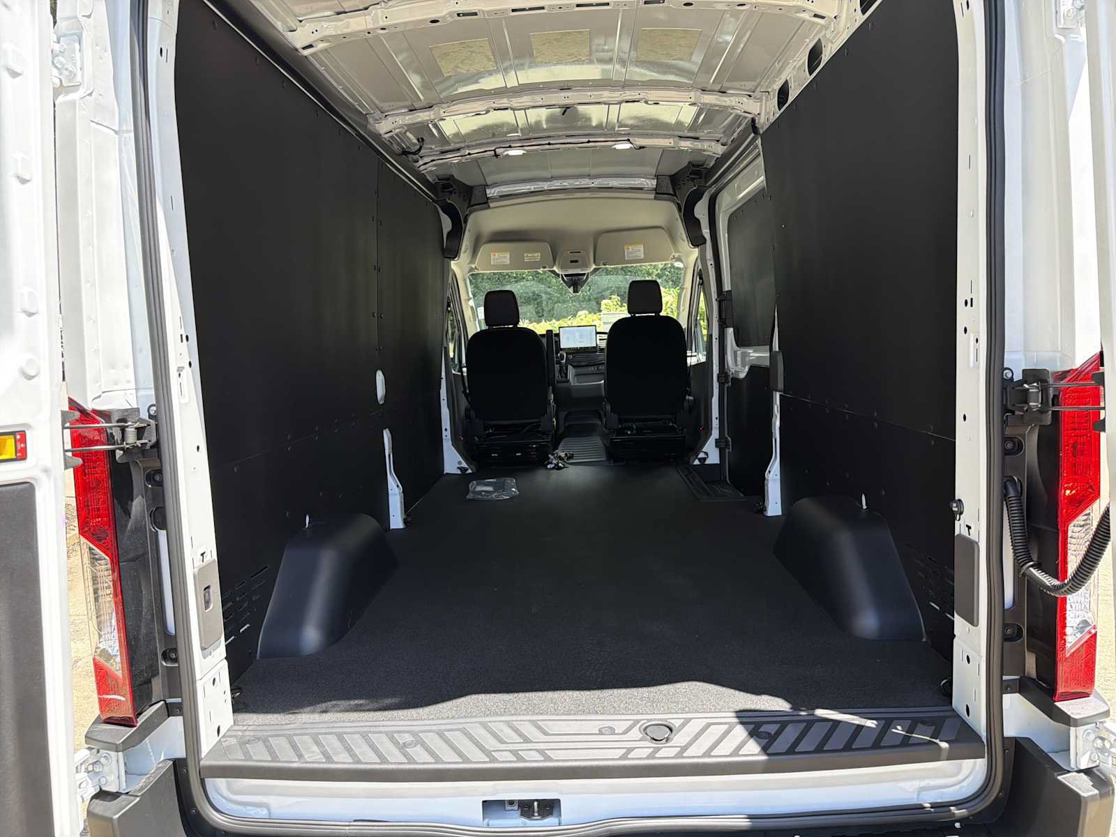 New 2026 Ford Transit 250 148 Medium Roof w/ Load Area Protection Package RWD image 17