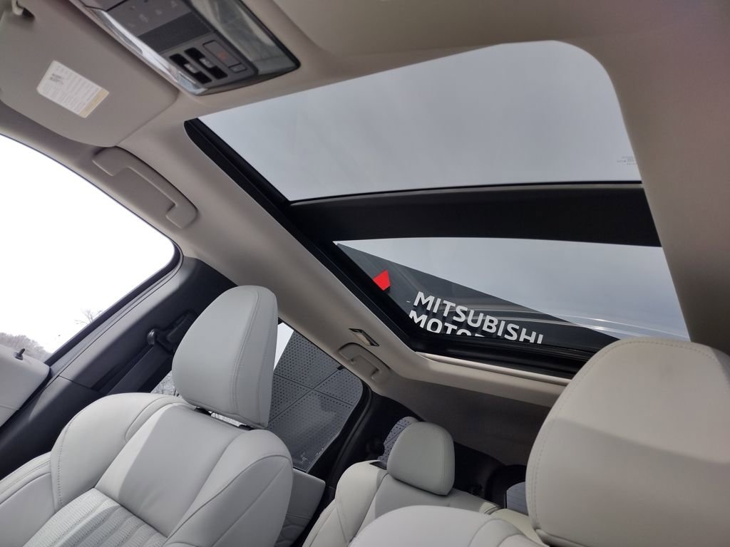 New 2026 Mitsubishi Outlander SEL image 3
