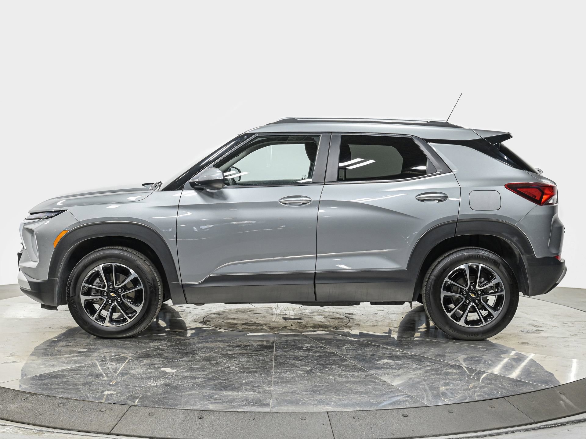 Used 2024 Chevrolet TrailBlazer LT w/ LT Cold Weather Package image 2