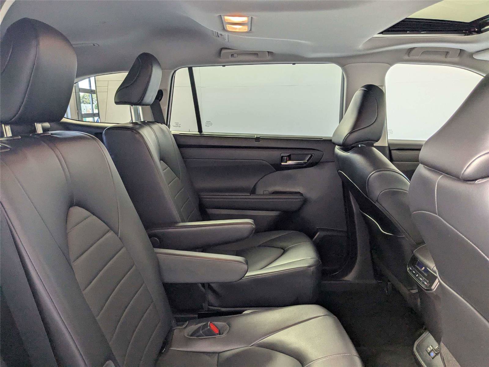 Used 2022 Toyota Highlander XLE image 30