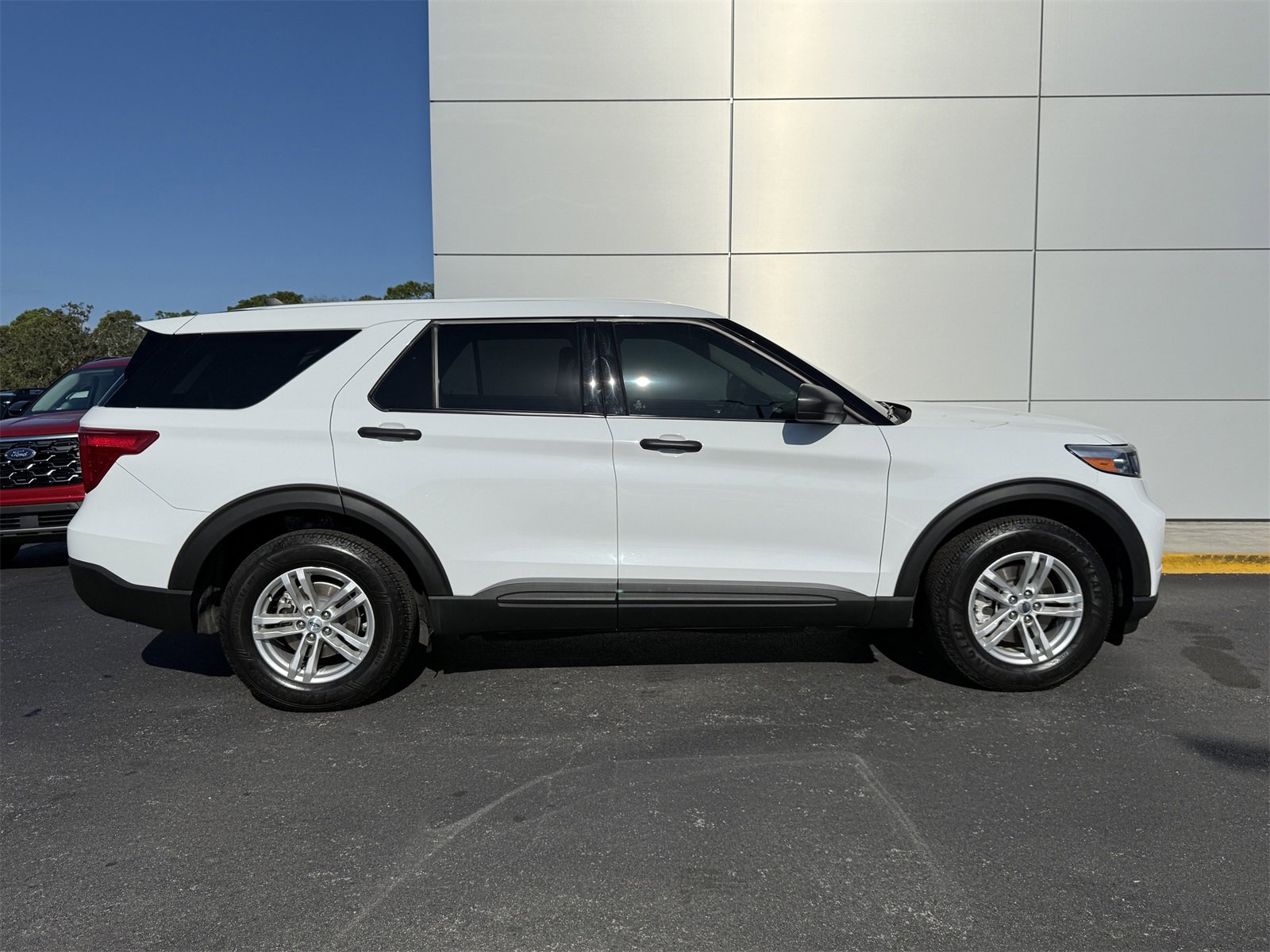 Used 2023 Ford Explorer 4WD image 3