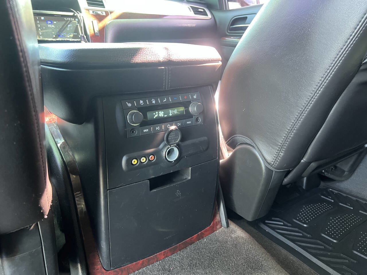 Used 2010 Cadillac Escalade Premium image 36