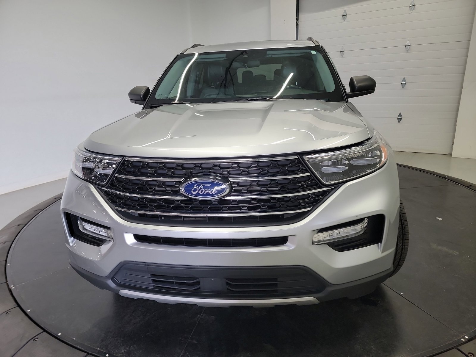 Used 2021 Ford Explorer XLT w/ Equipment Group 202A AWD/4WD image 2