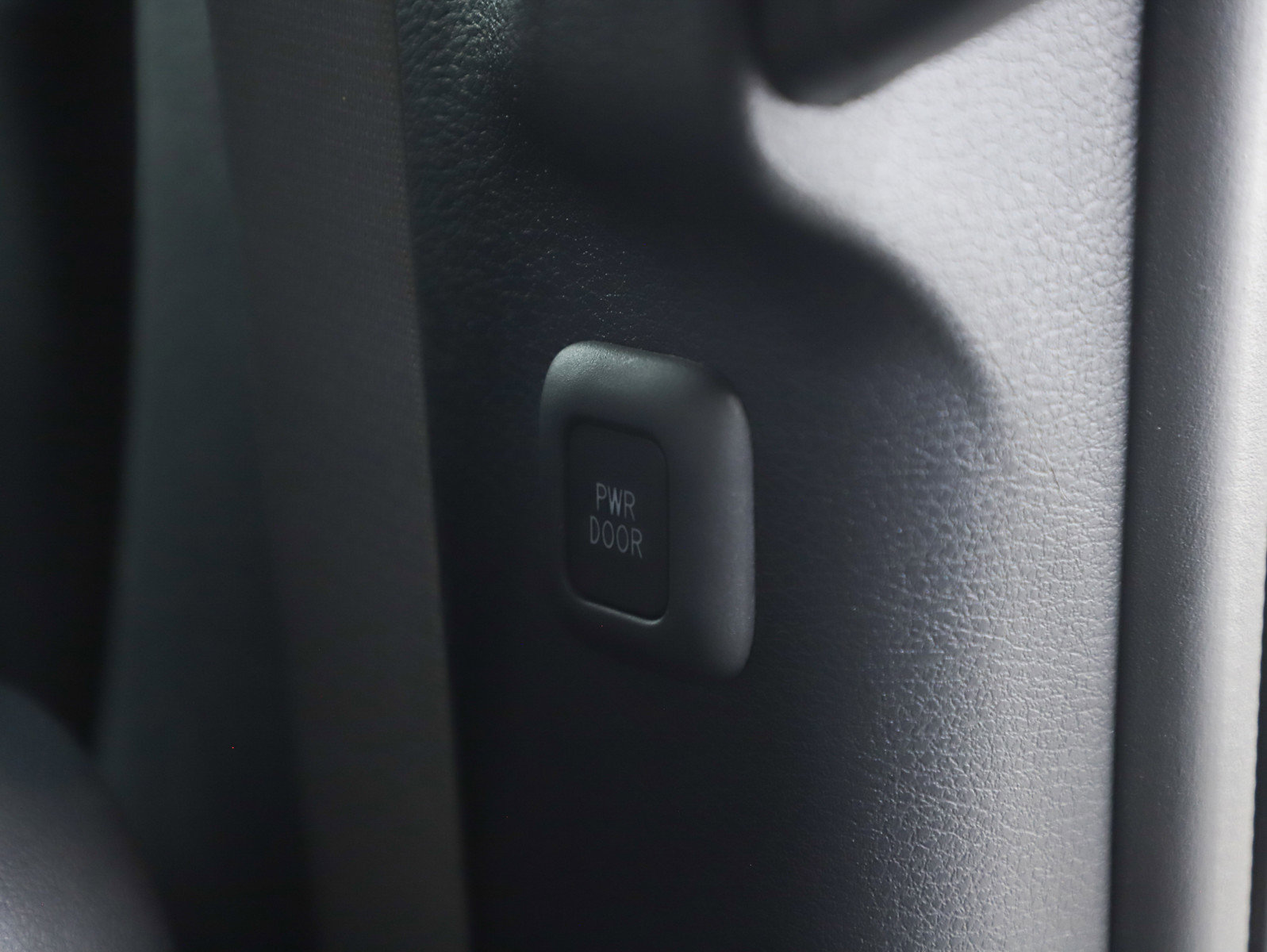 Used 2025 Toyota Sienna XLE image 17