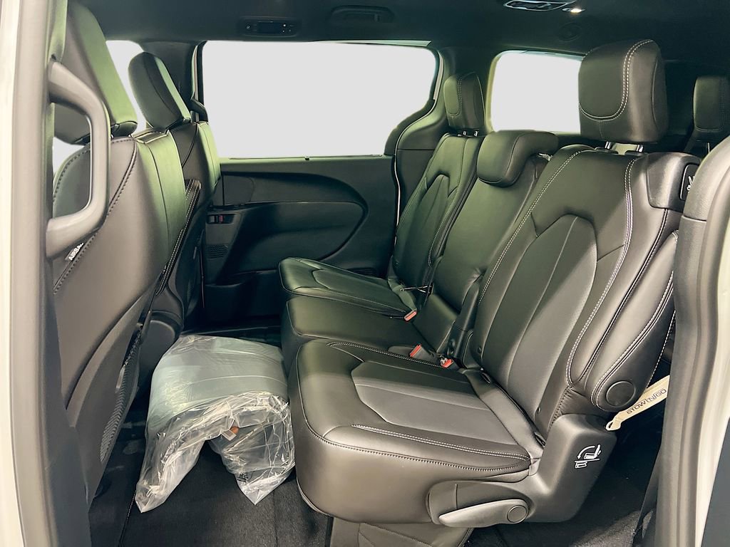 New 2026 Chrysler Pacifica Select image 11
