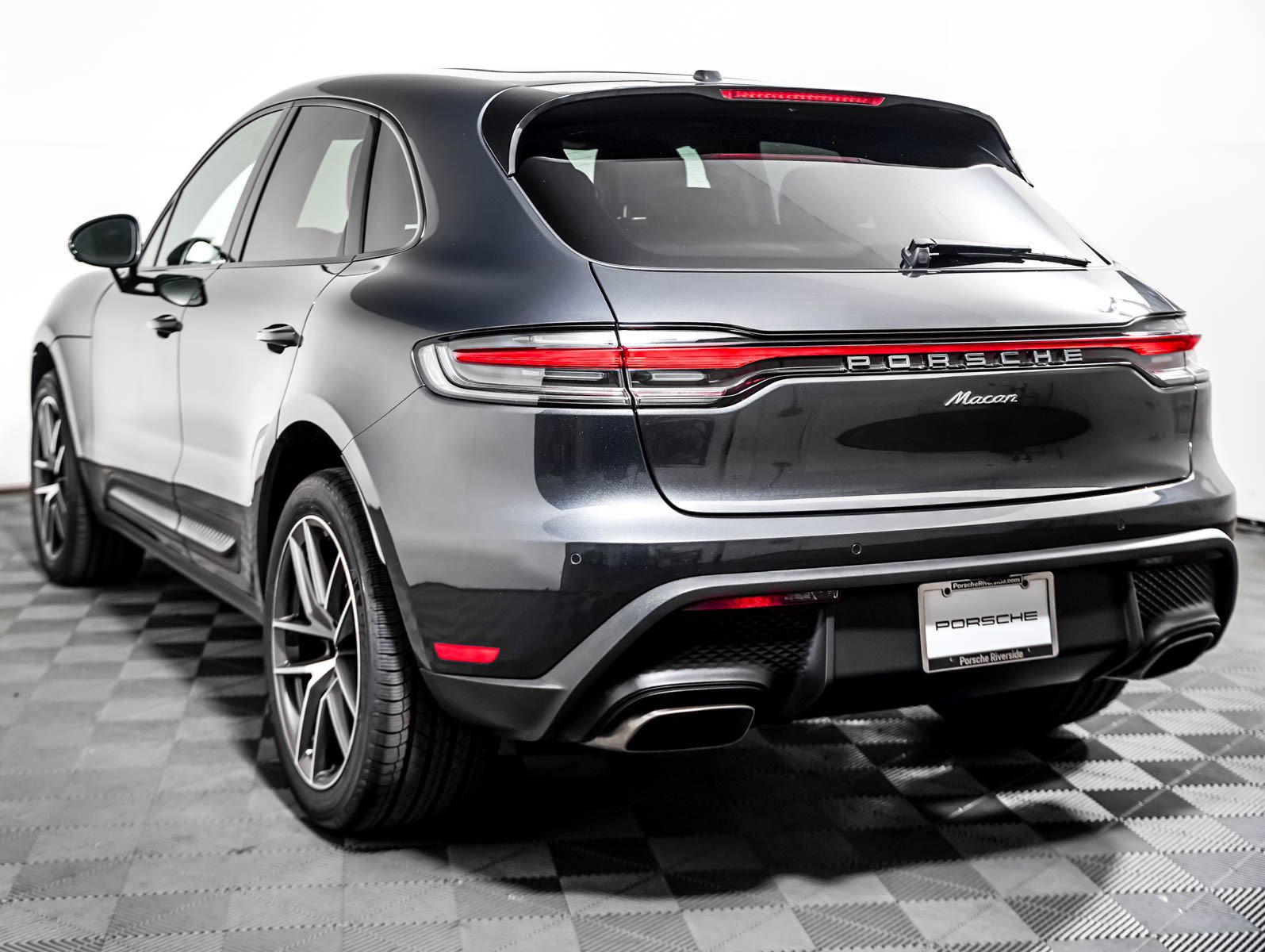 Certified 2024 Porsche Macan w/ Premium Plus Package AWD/4WD image 3