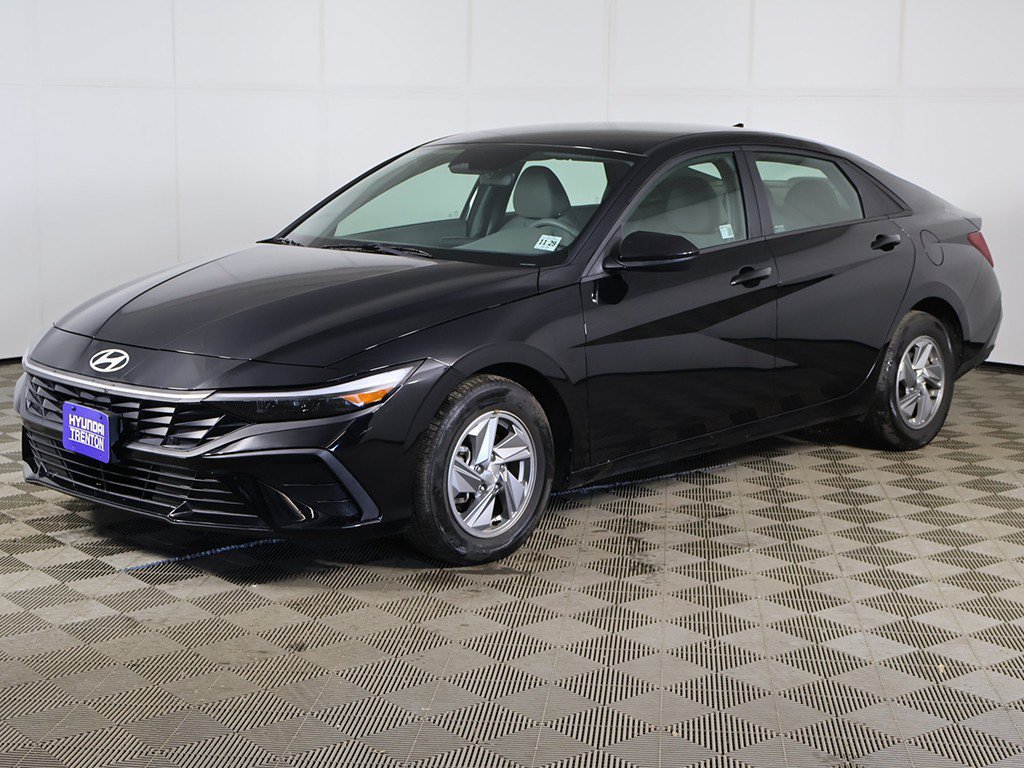 Certified 2025 Hyundai Elantra SE FWD image 7
