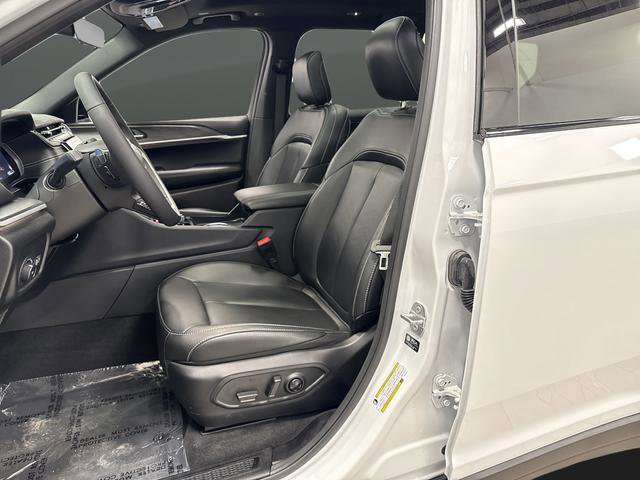 Used 2025 Jeep Grand Cherokee L Limited w/ Black Appearance Package image 4