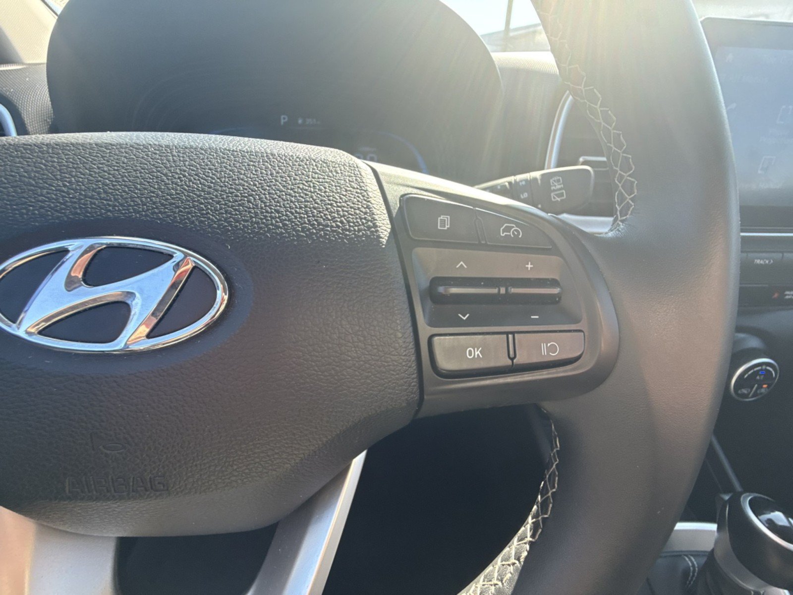 Used 2025 Hyundai Venue SEL FWD image 21