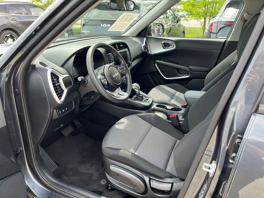 Used 2025 Kia Soul LX w/ LX Technology Package FWD image 12