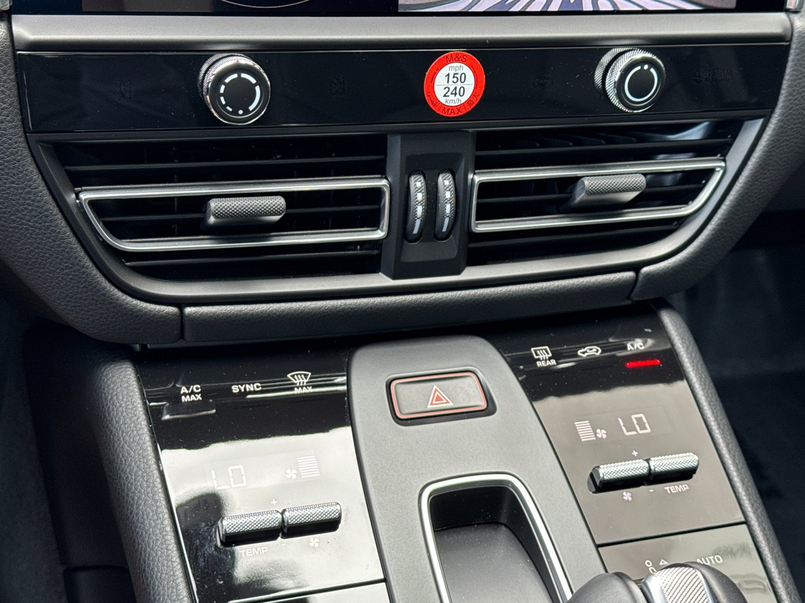 Certified 2026 Porsche Macan AWD/4WD image 24