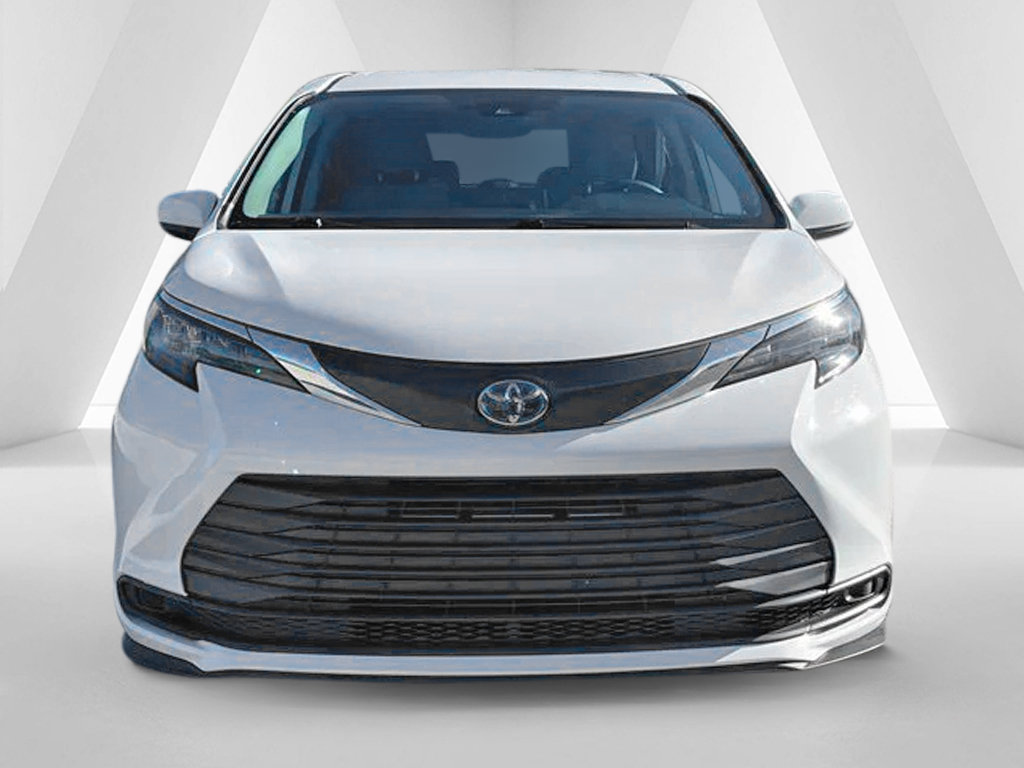 Used 2024 Toyota Sienna LE FWD image 3