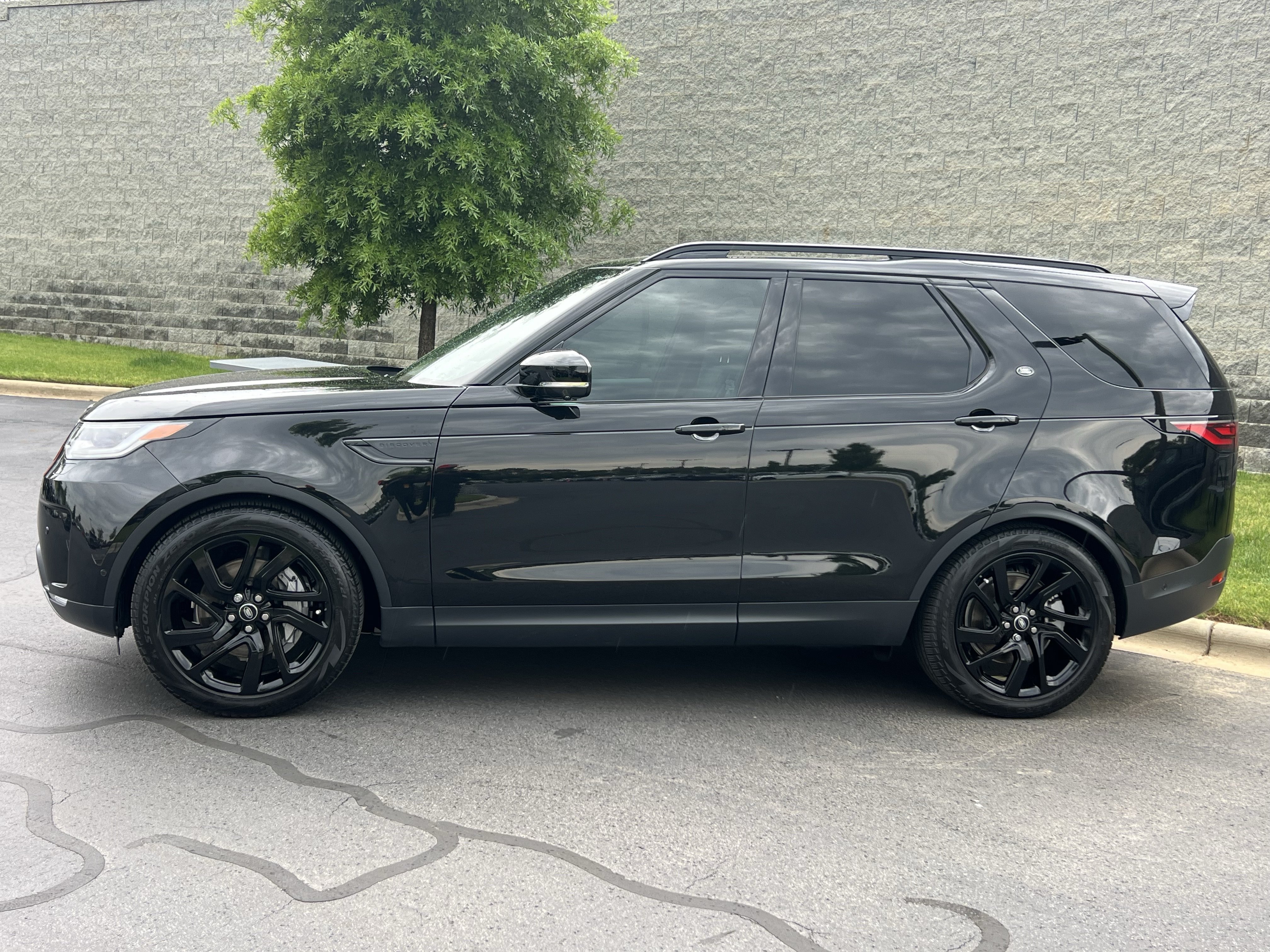 Certified 2025 Land Rover Discovery S AWD/4WD image 4