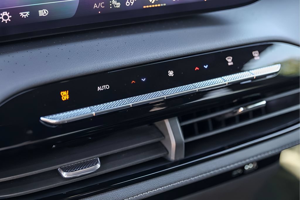 Used 2025 Buick Enclave Avenir w/ Super Cruise Package FWD image 22