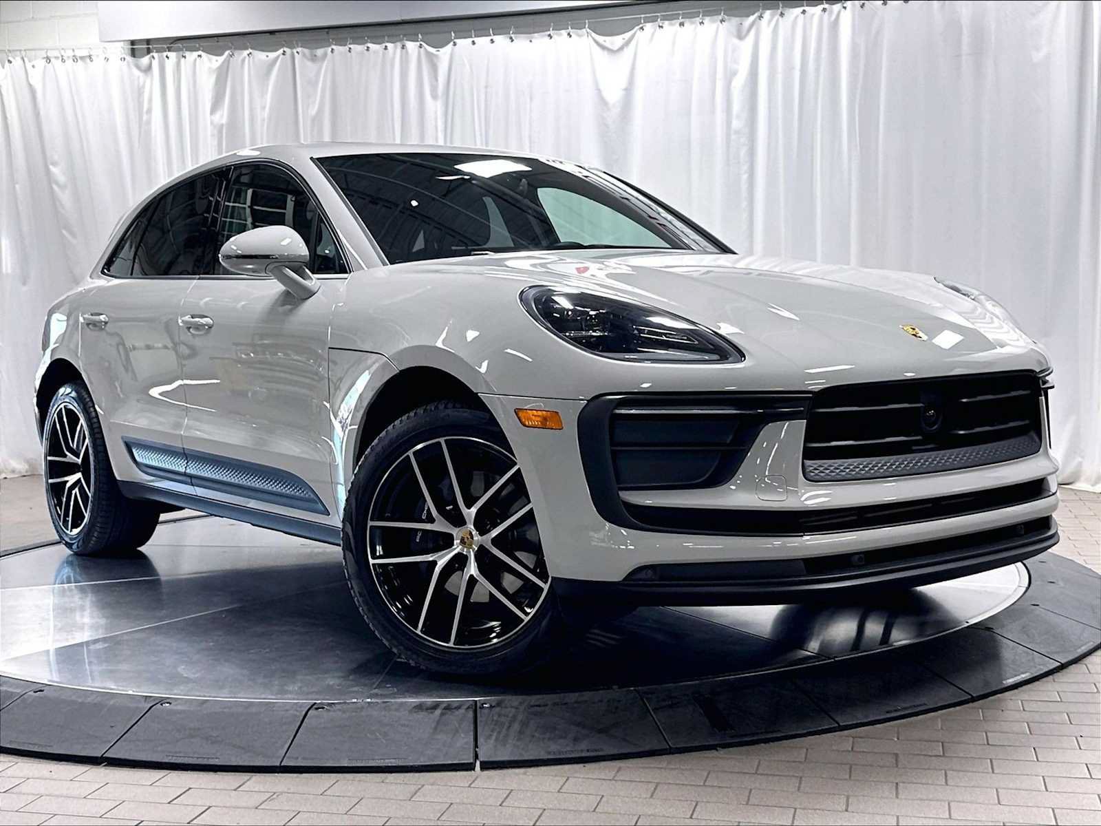 Used 2025 Porsche Macan AWD/4WD image 11