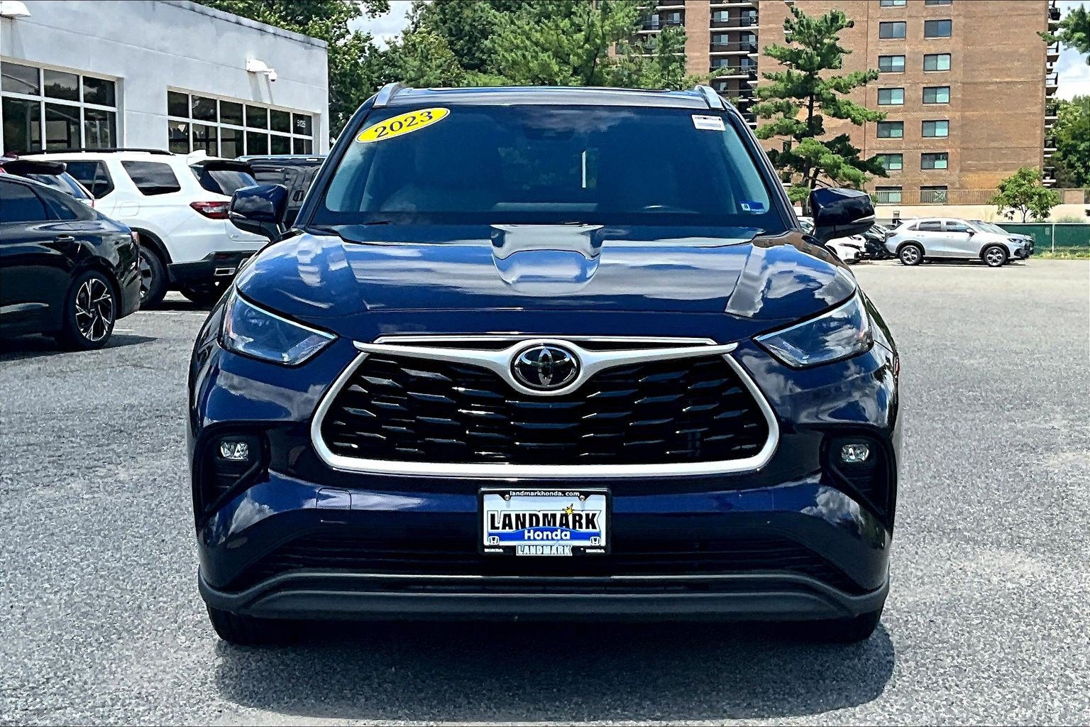 Used 2023 Toyota Highlander XLE AWD/4WD image 3