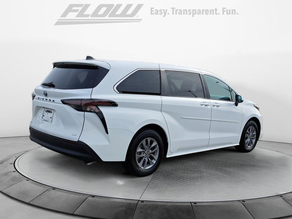 Used 2025 Toyota Sienna LE AWD/4WD image 9