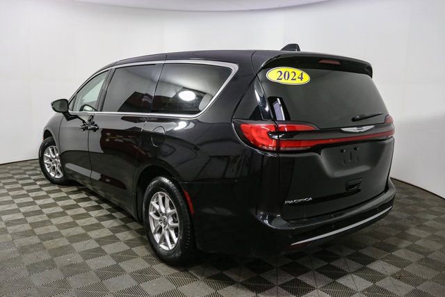 Used 2024 Chrysler Pacifica Touring-L FWD image 7