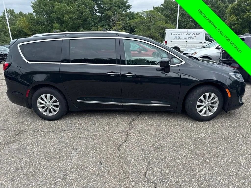 Used 2019 Chrysler Pacifica Touring-L FWD image 6