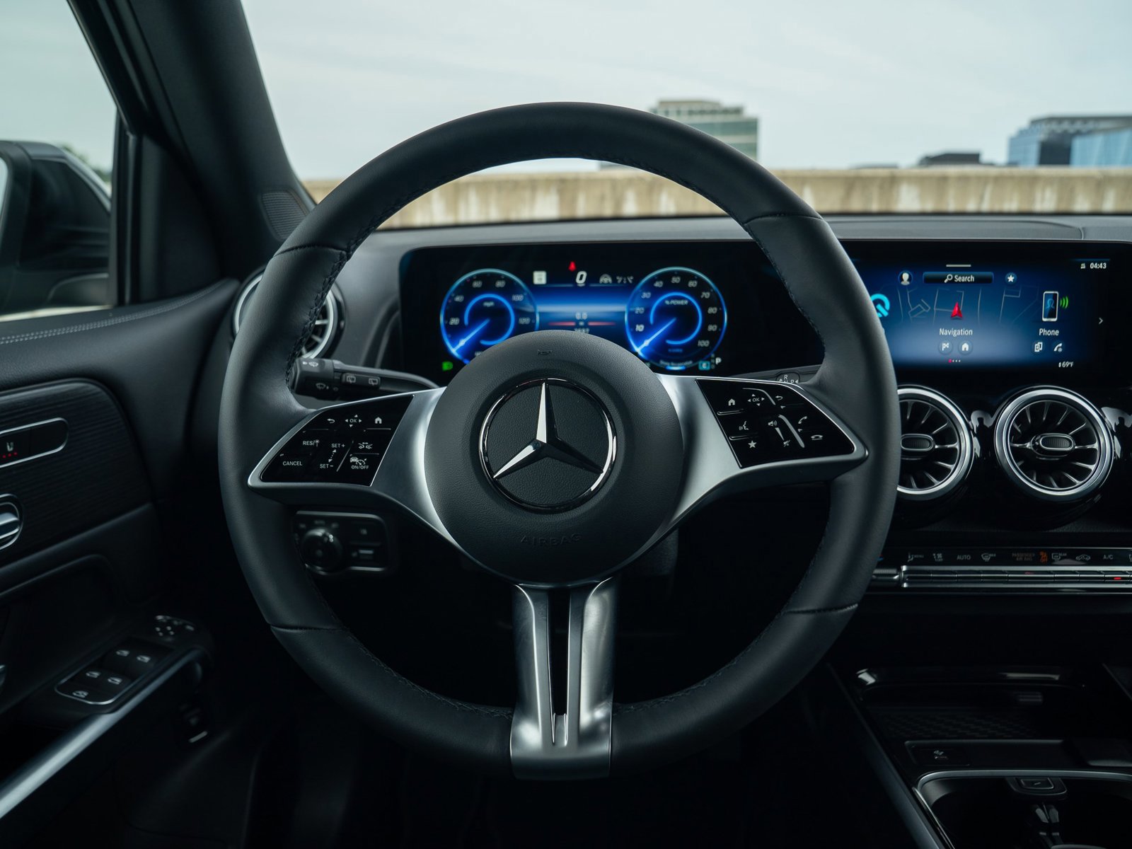 Used 2025 Mercedes-Benz EQB 300 4MATIC image 25