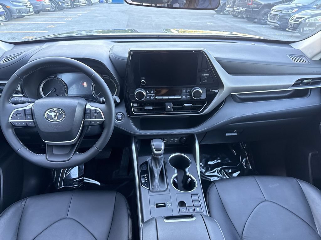 Used 2023 Toyota Highlander LE FWD image 22