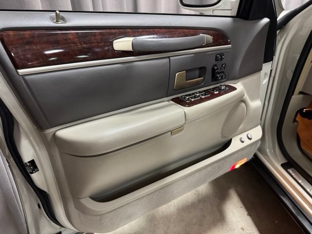 Used 2006 Lincoln Town Car Designer Series RWD image 12
