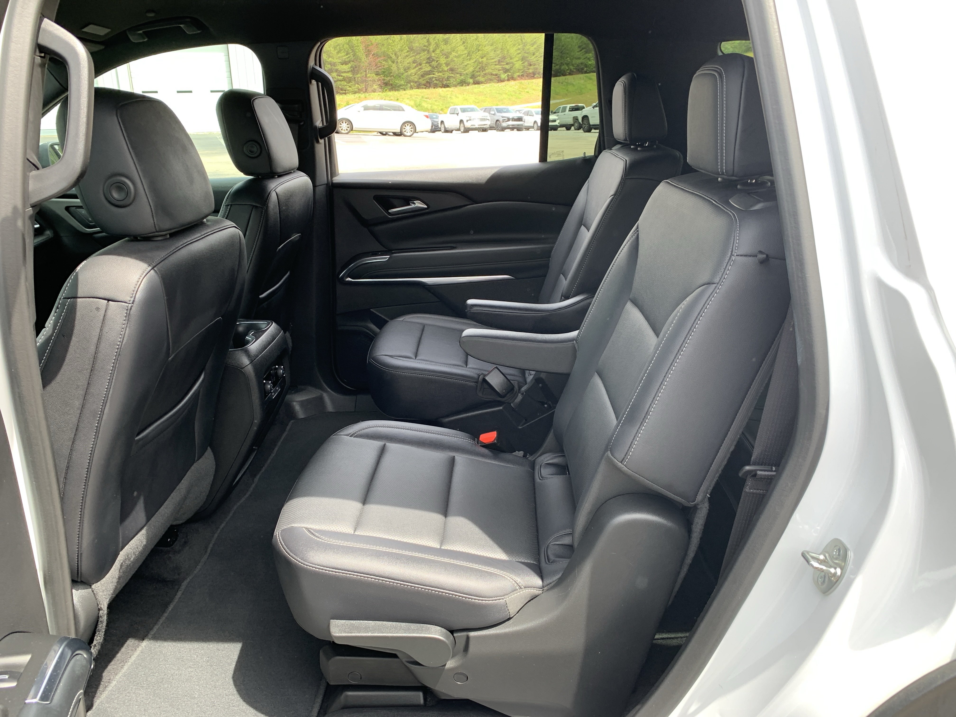Used 2025 Chevrolet Traverse LT FWD image 38