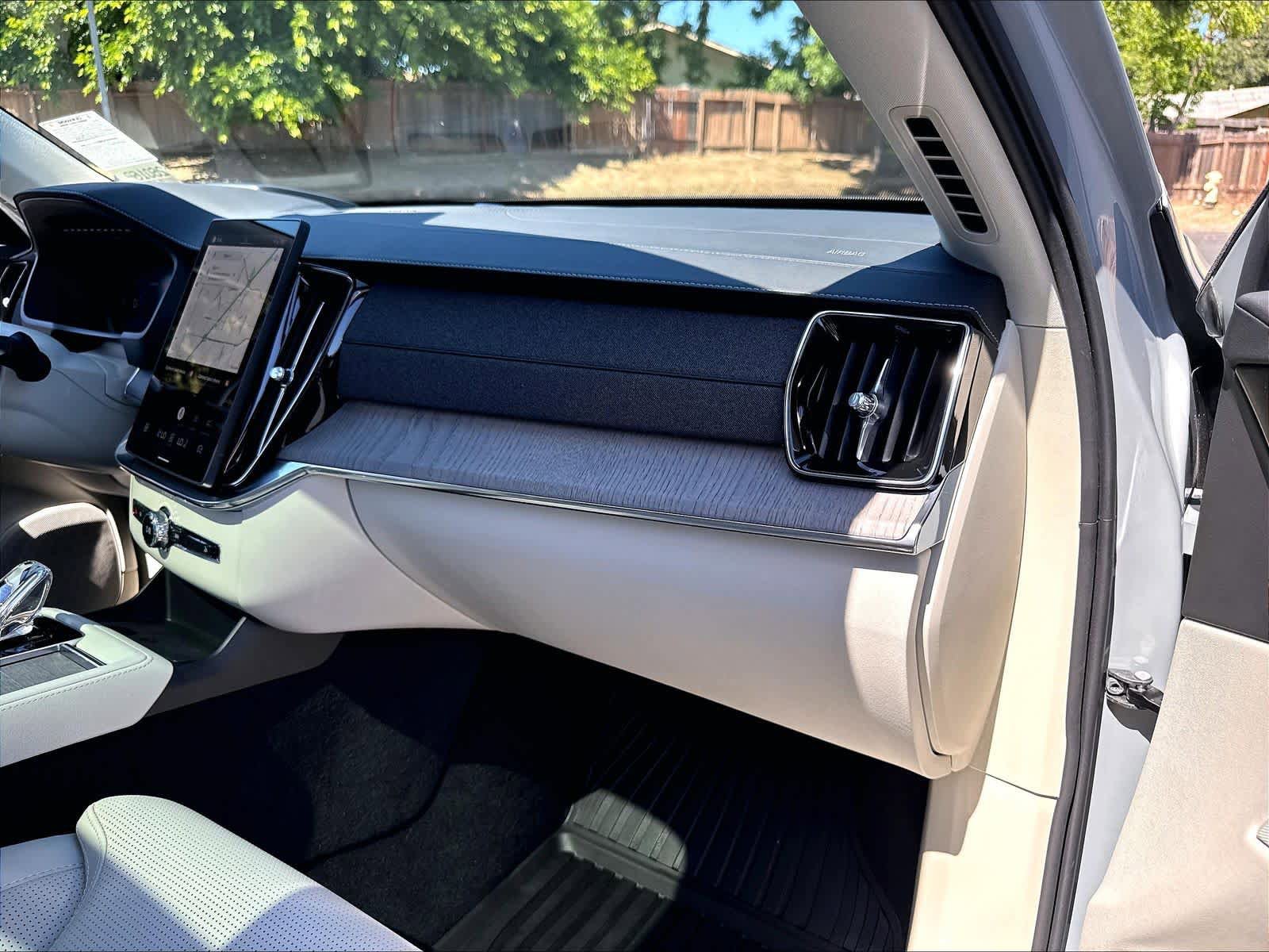 Used 2025 Volvo XC90 T8 Ultra w/ Protection Package Premier AWD/4WD image 19