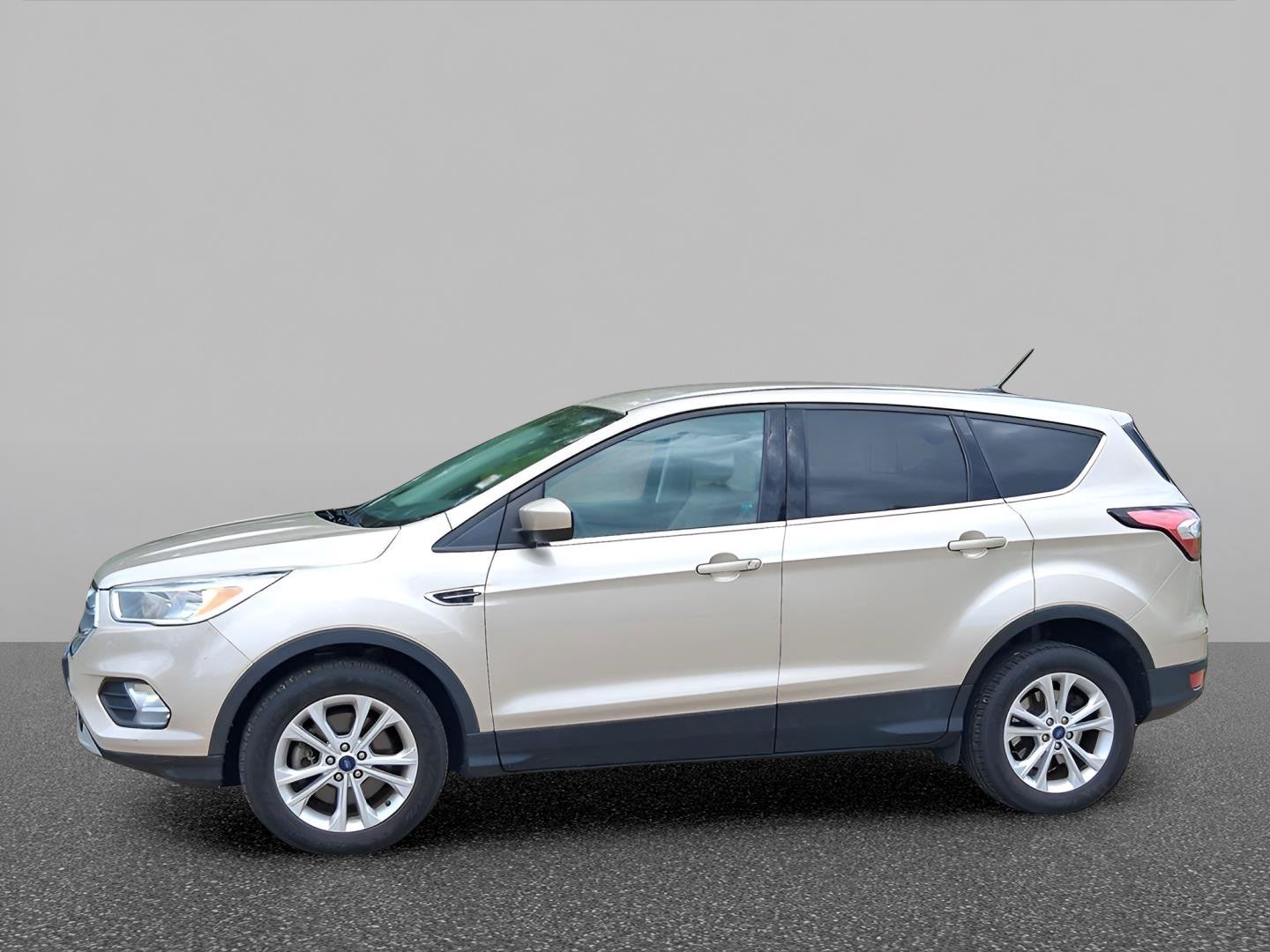 Used 2017 Ford Escape SE w/ SE Cold Weather Package AWD/4WD image 3