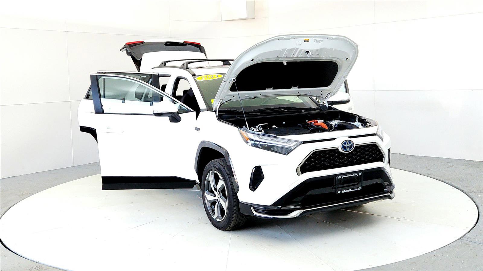 Used 2024 Toyota RAV4 SE w/ Weather & Moonroof Package image 9