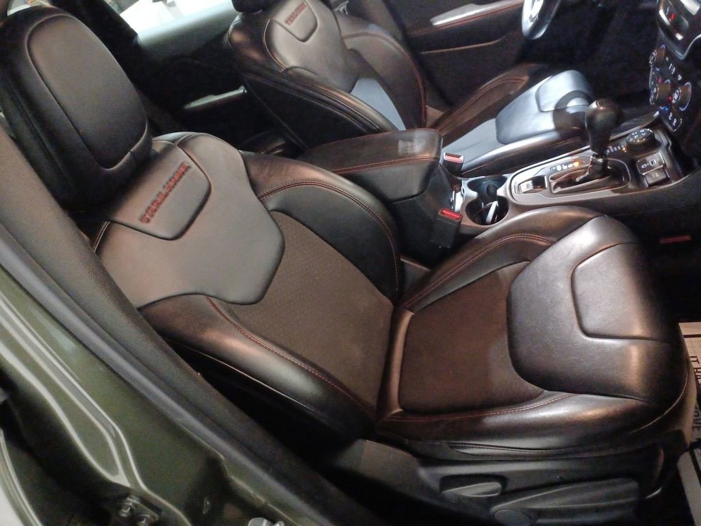 Used 2019 Jeep Cherokee Trailhawk image 25