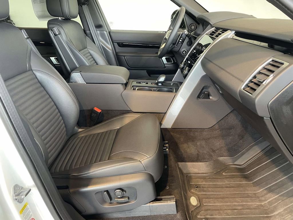 Used 2025 Land Rover Discovery S image 22