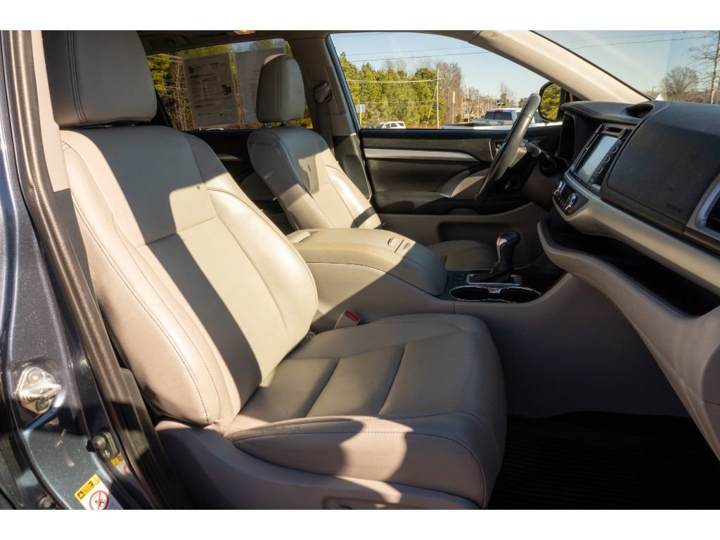 Used 2019 Toyota Highlander XLE image 19