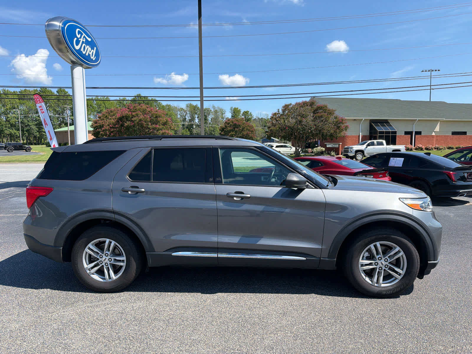 Used 2023 Ford Explorer XLT RWD image 2