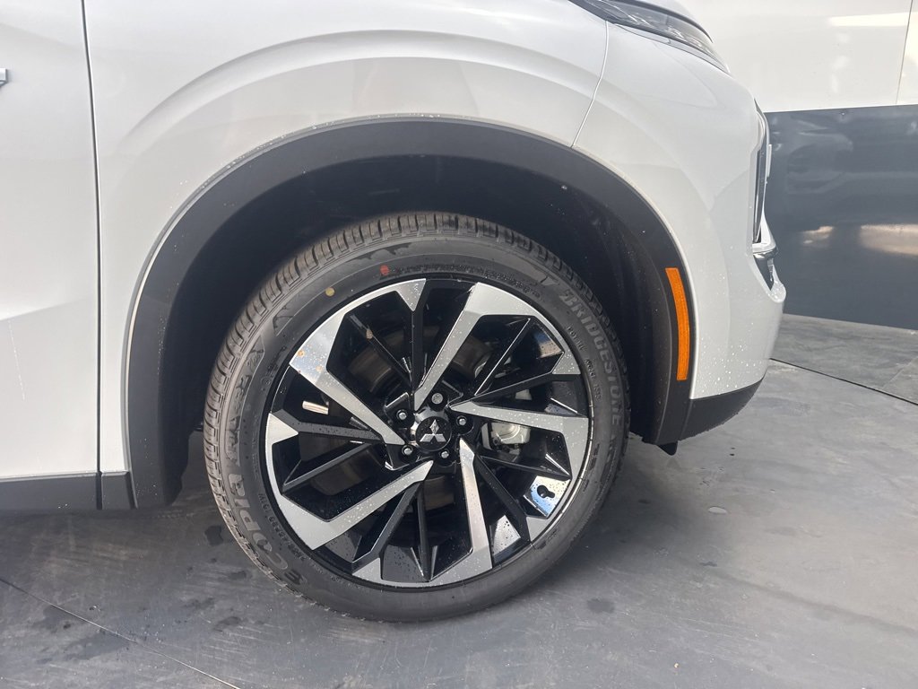 New 2025 Mitsubishi Outlander SE image 9