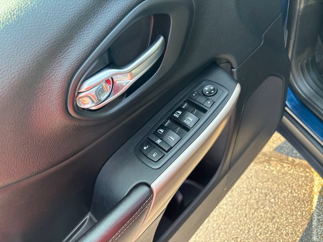 Used 2018 Jeep Cherokee Limited w/ Trailer Tow Group AWD/4WD image 14