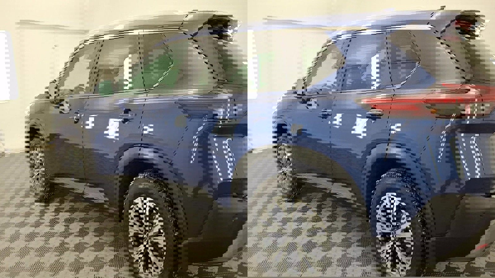 Used 2022 Nissan Rogue SV w/ SV Premium Package image 2